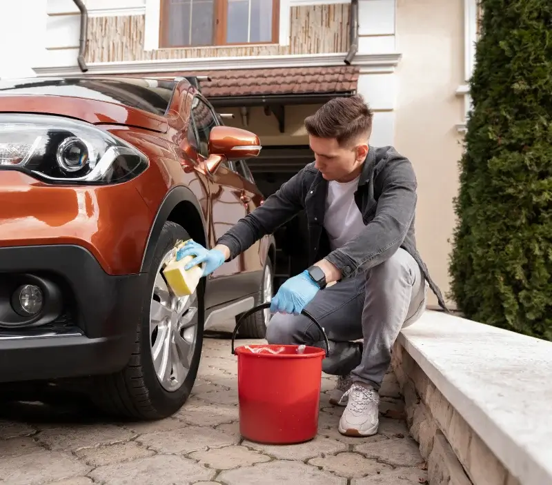 Lavage auto à domicile La Baule-Escoublac : professionnel intervenant sur un véhicule